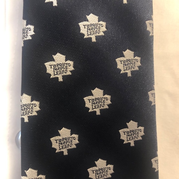 NEW⭐️ Toronto Maple Leafs dress shirt with tie - Picture 6 of 8